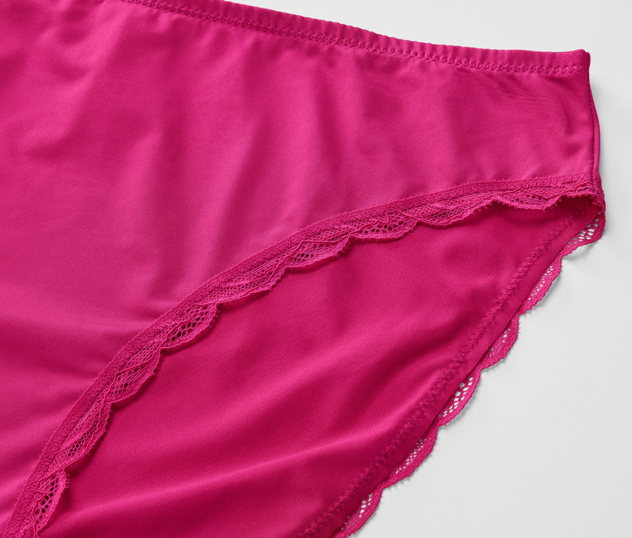 Fukszia színű, csipkés szélű női alsó részlete.