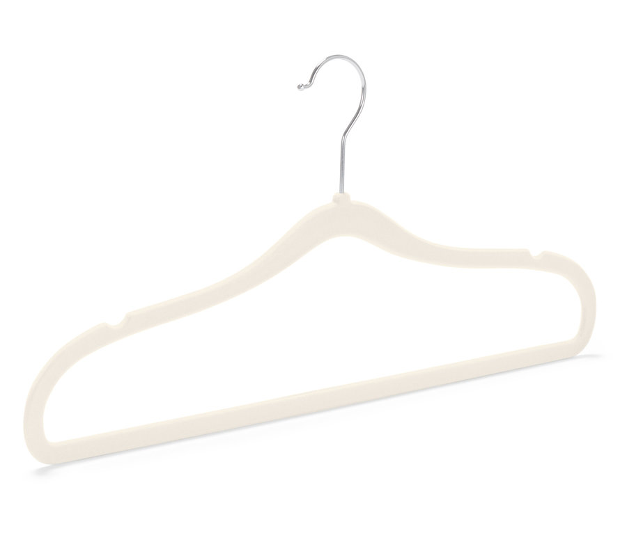 Egy krémszínű bársony akasztó krómozott akasztóval, fehér háttér előtt.