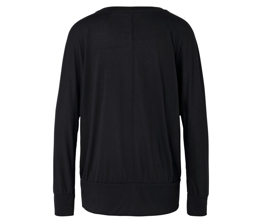 Hátulról látható fekete, hosszú ujjú póló.