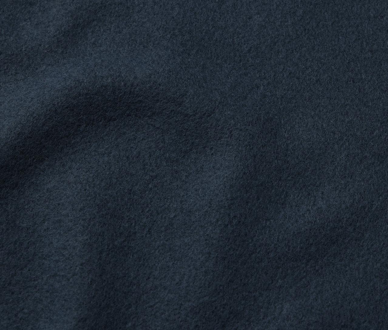 Közeli kép sötétkék bársonyról.