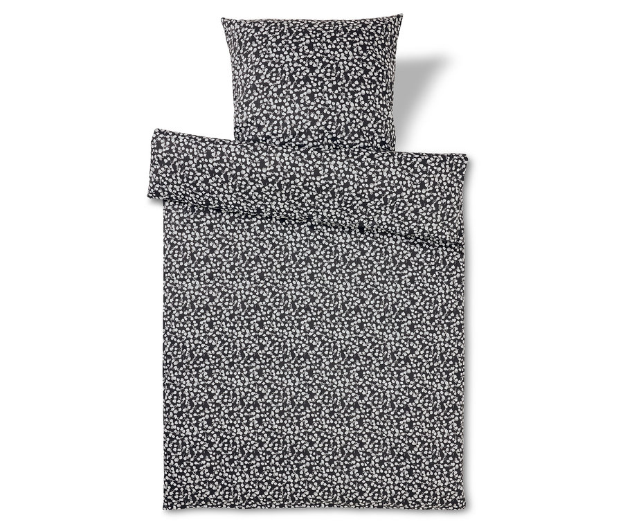 Fekete-fehér ágynemű pöttyös mintával.