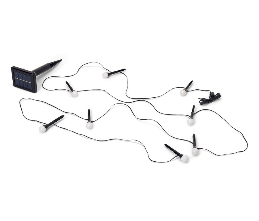 Napelemes leszúrható lámpafüzér fekete kábellel és több lámpával fehér háttéren.