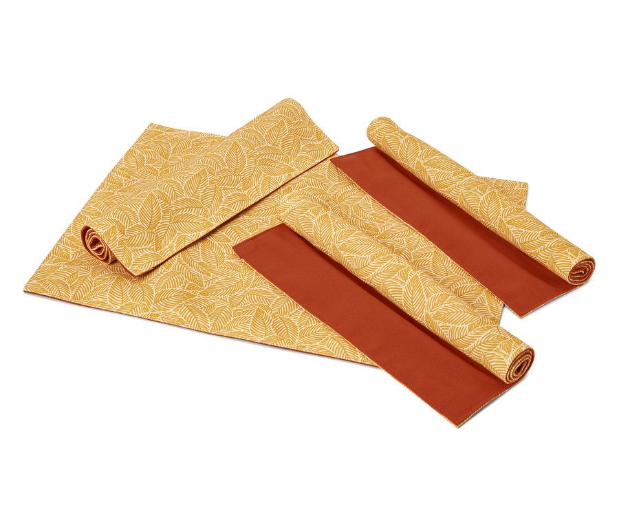 Kiterített és feltekert, levélmintás alátétek és barna alátétek fehér háttéren.