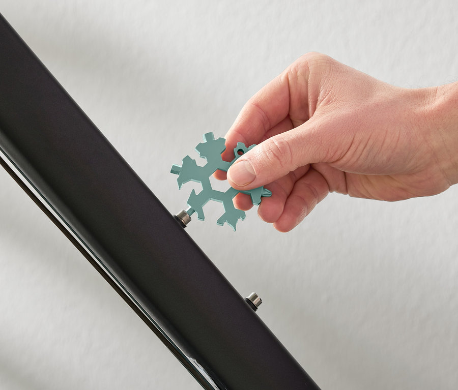 Egy kéz egy multifunkciós kulcsot használ.