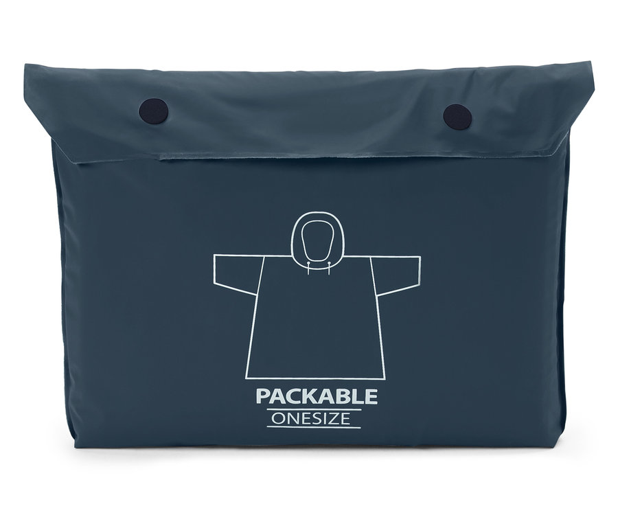 Sötétkék, összecsomagolható, kapucnis esőkabát fehér esőkabát körvonallal és PACKABLE ONESIZE felirattal.