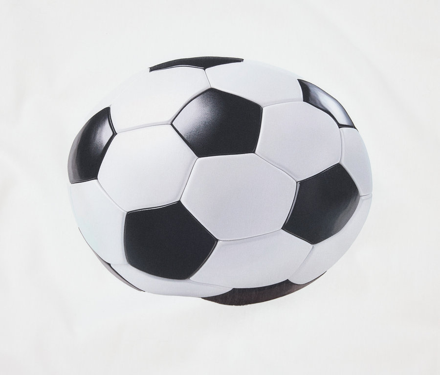 Egy fekete-fehér futball labda közeli képe fehér háttérrel.