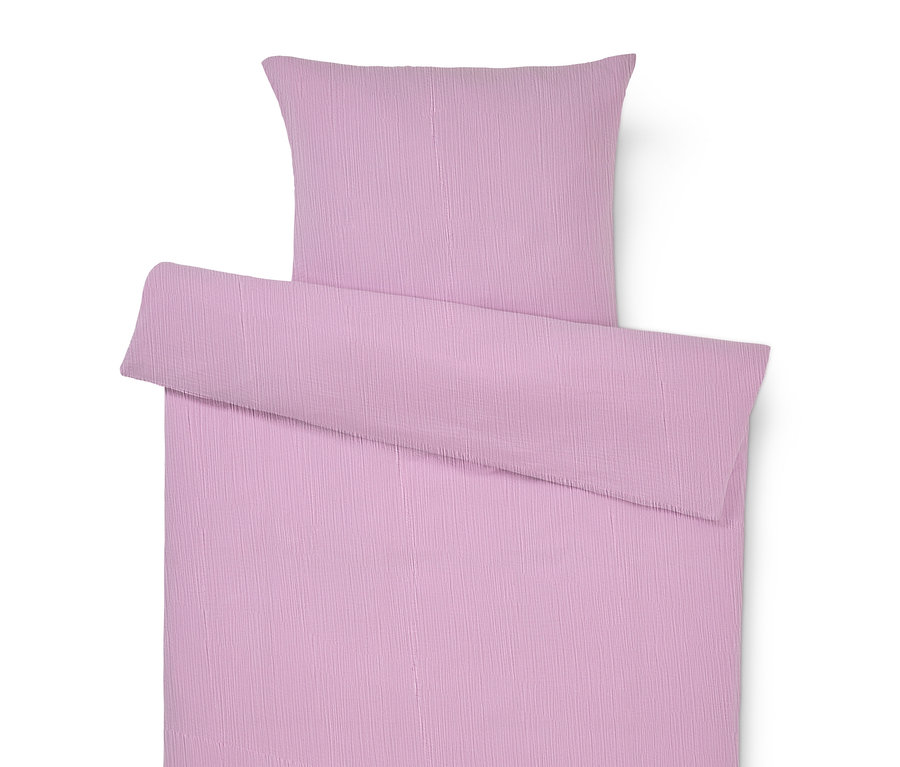 Egy lila ágyneműgarnitúra közeli képe párnahuzattal.
