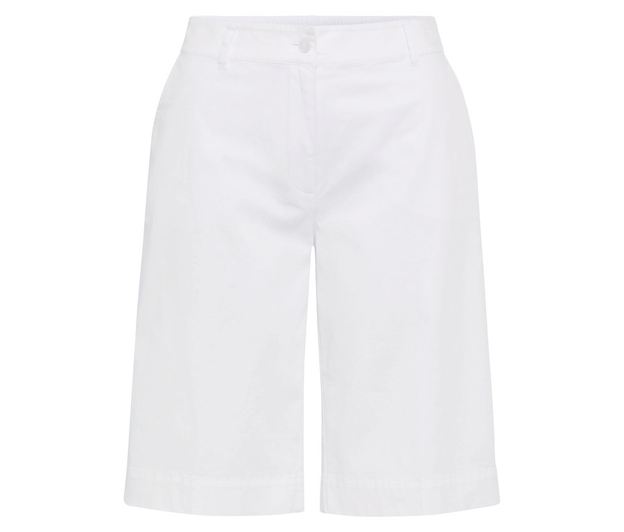 Fehér culottes fehér háttér előtt.