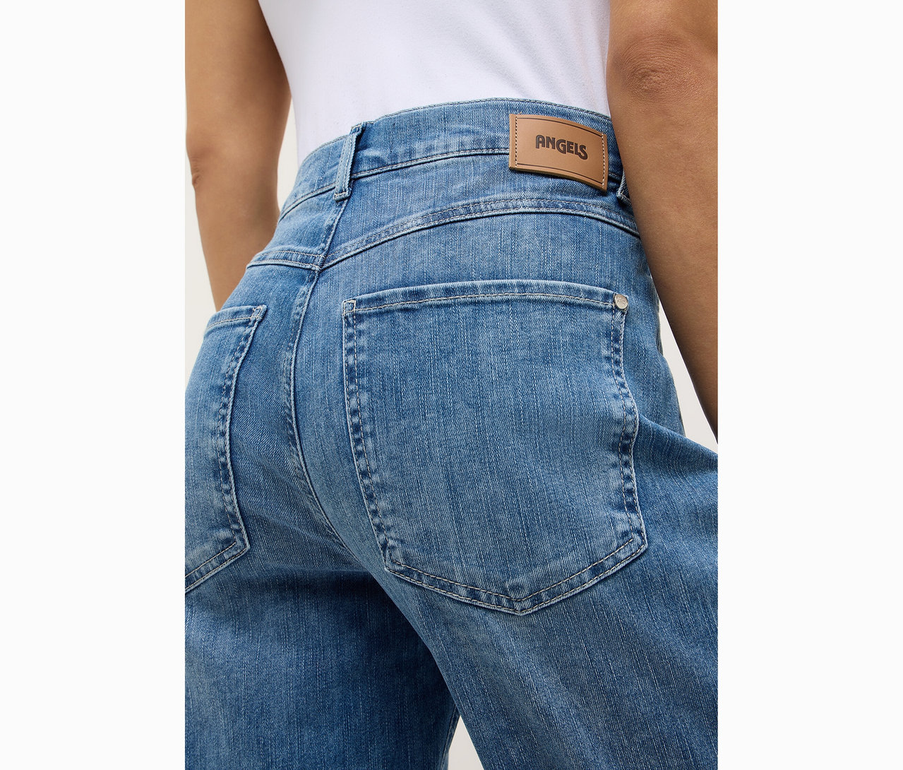 Közeli kép egy Angels denim »Liberta« farmernadrágot viselő személy hátuljáról.