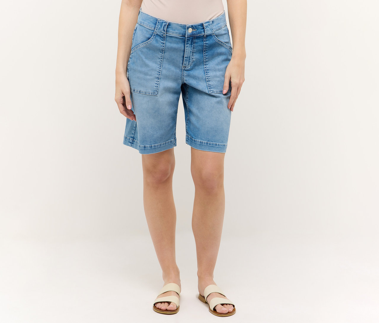 Nő visel kék Angels Denim »Lia Urban« rövidnadrágot és szandált.