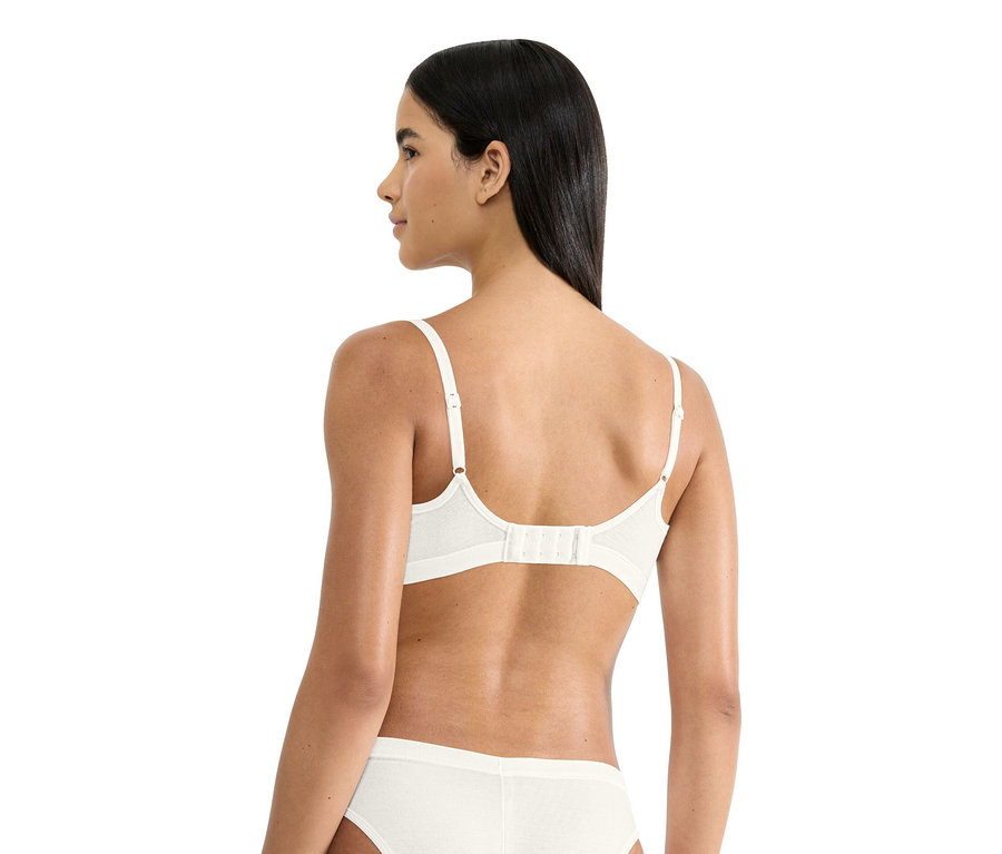 Hátulról látható nő, melltartóban és alsónadrágban.