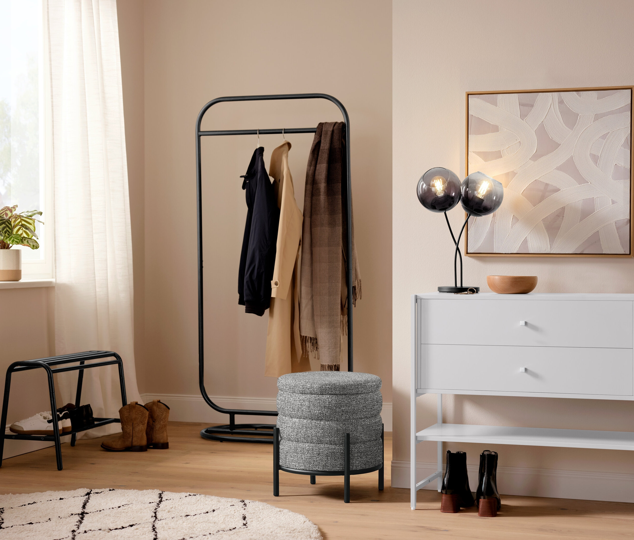 Előszoba füstüvegből készült ernyőkkel ellátott asztali lámpával és ruhatárral.