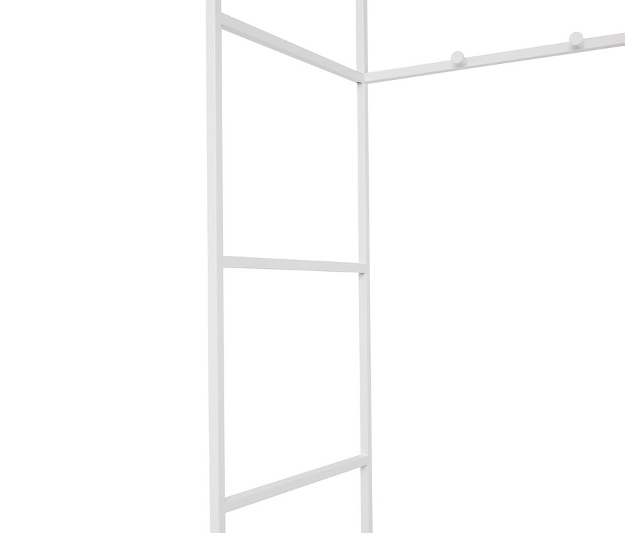 Közelkép egy fehér fém polcról, akasztós léccel.