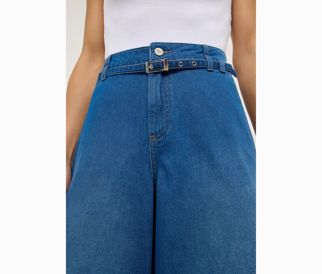 Egy nő közeli képe, aki Angels denim »Liva« letisztult, bőszárú farmert visel.