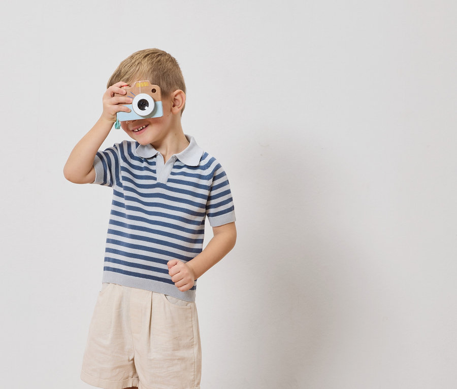 Egy fiú egy játék kamerát tart a szeme elé.