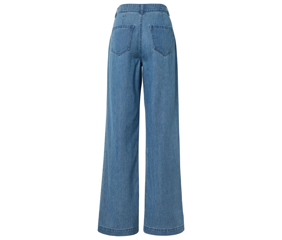 Hátulnézet egy világoskék, bő szabású farmernadrágról két hátsó zsebbel.