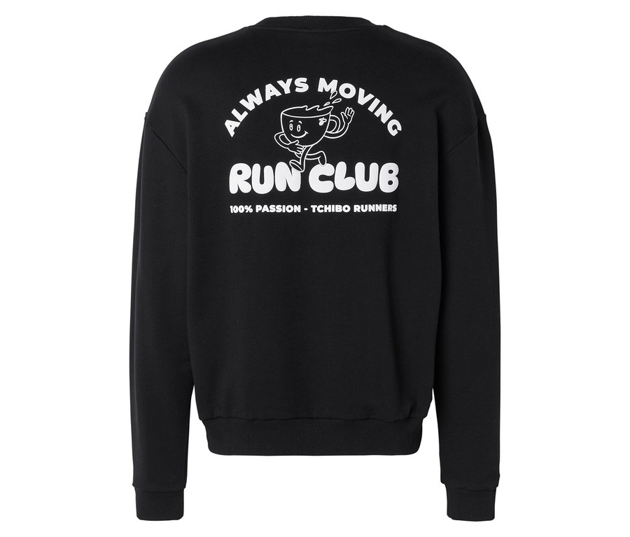 Fekete szabadidőfelső fehér nyomattal a hátán: „ALWAYS MOVING”, egy futó kávéscsésze, „RUN CLUB” és „100% PASSION - TCHIBO RUNNERS”.