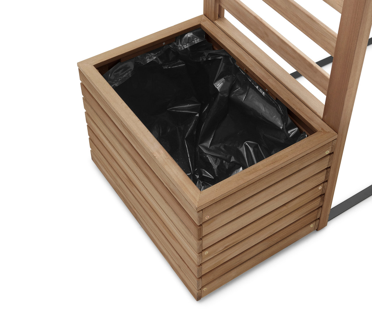 Egy fekete műanyag betétes fa virágláda közeli képe.