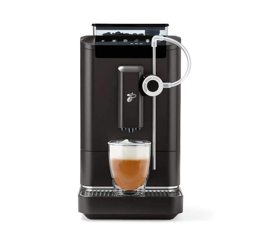 Fekete »Esperto 2 Milk« Granite Black kávéfőző, csepptálcán réteges kávé tejhabbal pohárban.