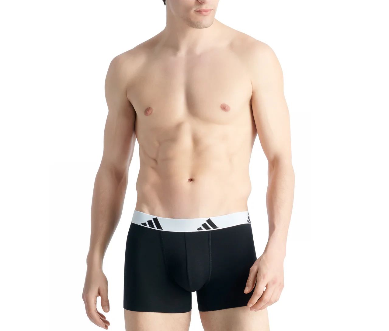 Egy félmeztelen férfi fekete adidas Active Flex Cotton boxeralsót visel, fehér derékpánttal és adidas logóval.