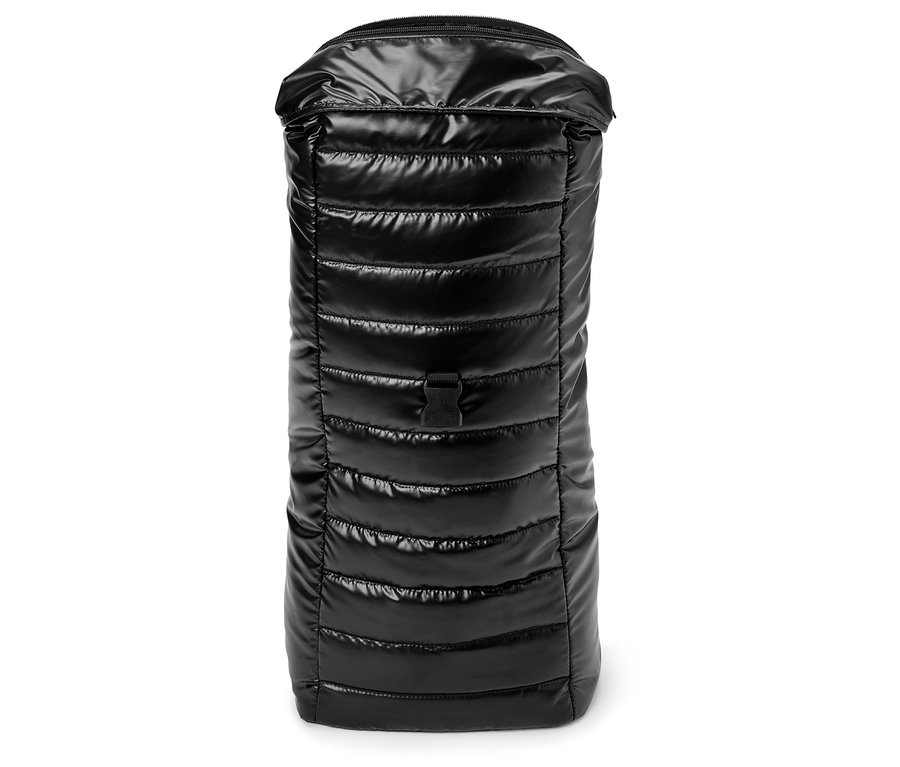 Fekete, steppelt hátizsák fényes felülettel és cipzárral.