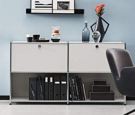 Egy szoba antracit íróasztal székkel és fém komódokkal. Egy antracit és két fehér CN3 fém polcos komód 2 áthelyezhető lenyíló ajtóval.