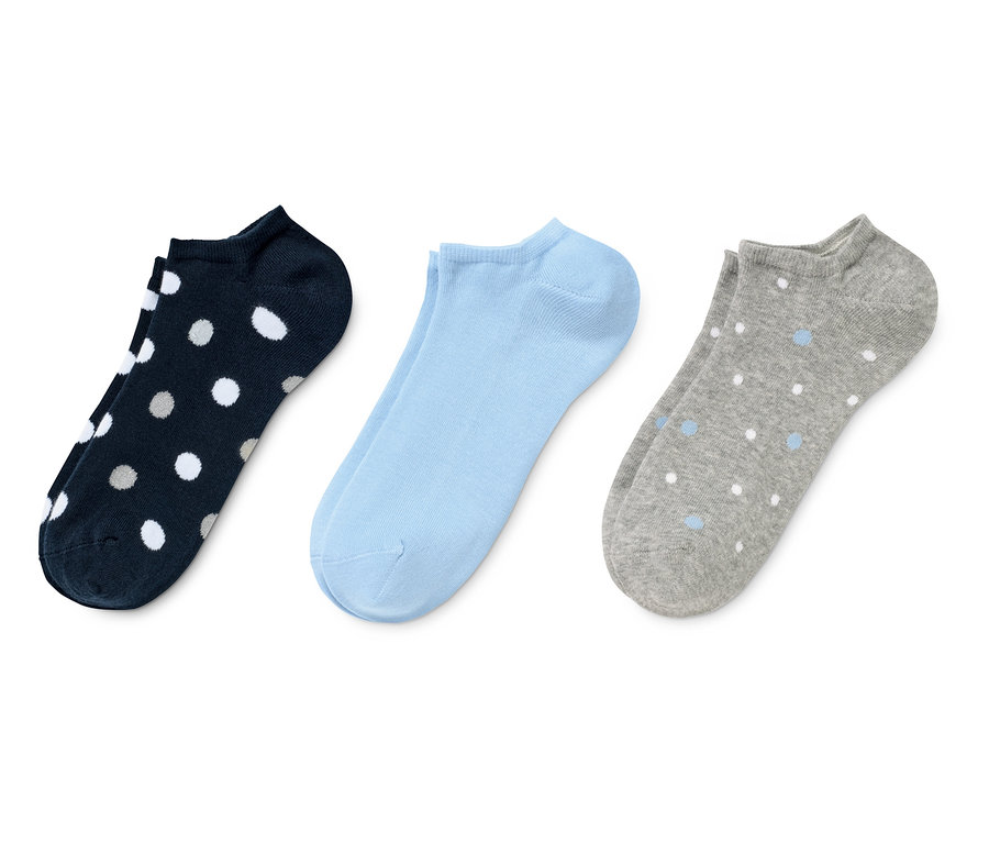 Három pár női bokazokni: sötétkék fehér pöttyökkel, világoskék és szürke kék pöttyökkel.