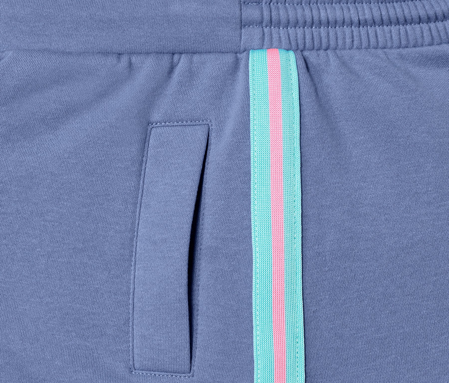 Lila színű szabadidőszoknya részlete, zsebbel és díszcsíkkal.