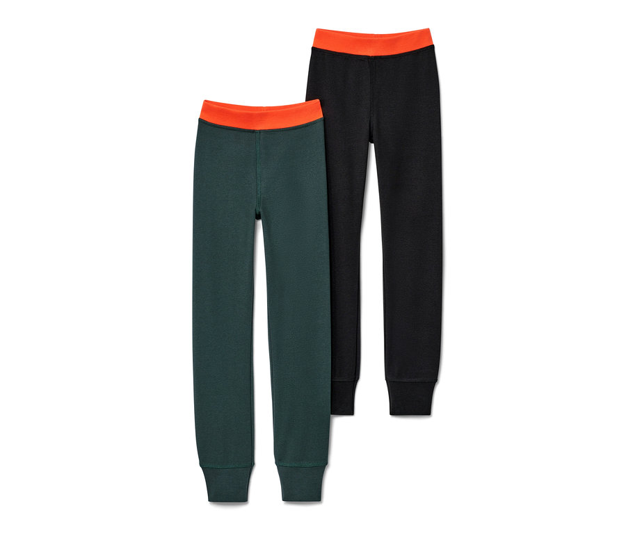 Két gyerek jégeralsó: egy sötétzöld és egy fekete, mindkettő narancssárga derékpánttal.