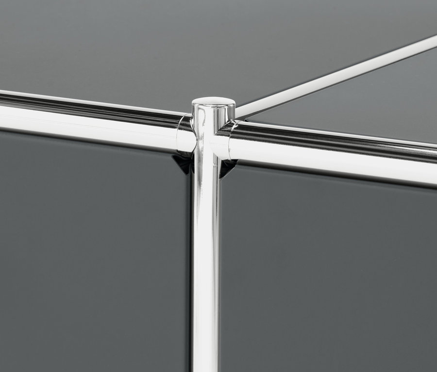 Közelkép egy szürke »CN3« komódról krómozott vázzal.