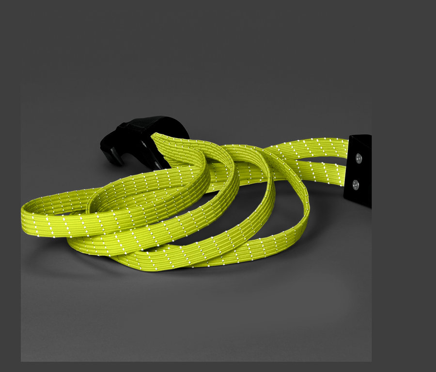 Zöld kerékpáros rögzítőpánt fekete csattal szürke háttérrel.