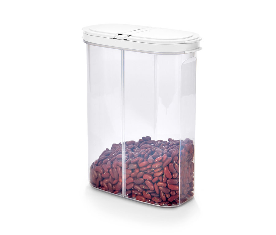 Egy átlátszó 2 az 1-ben tárolódoboz tele vörös babbal.