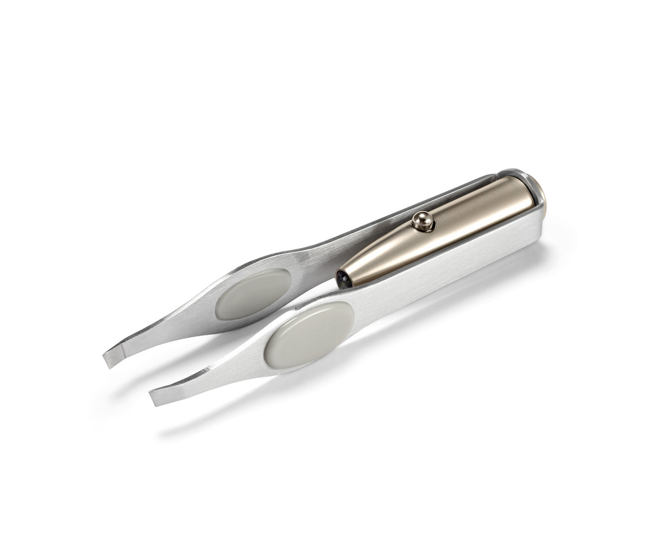 Közelkép egy LED-es szemöldökcsipeszről fehér háttérrel.