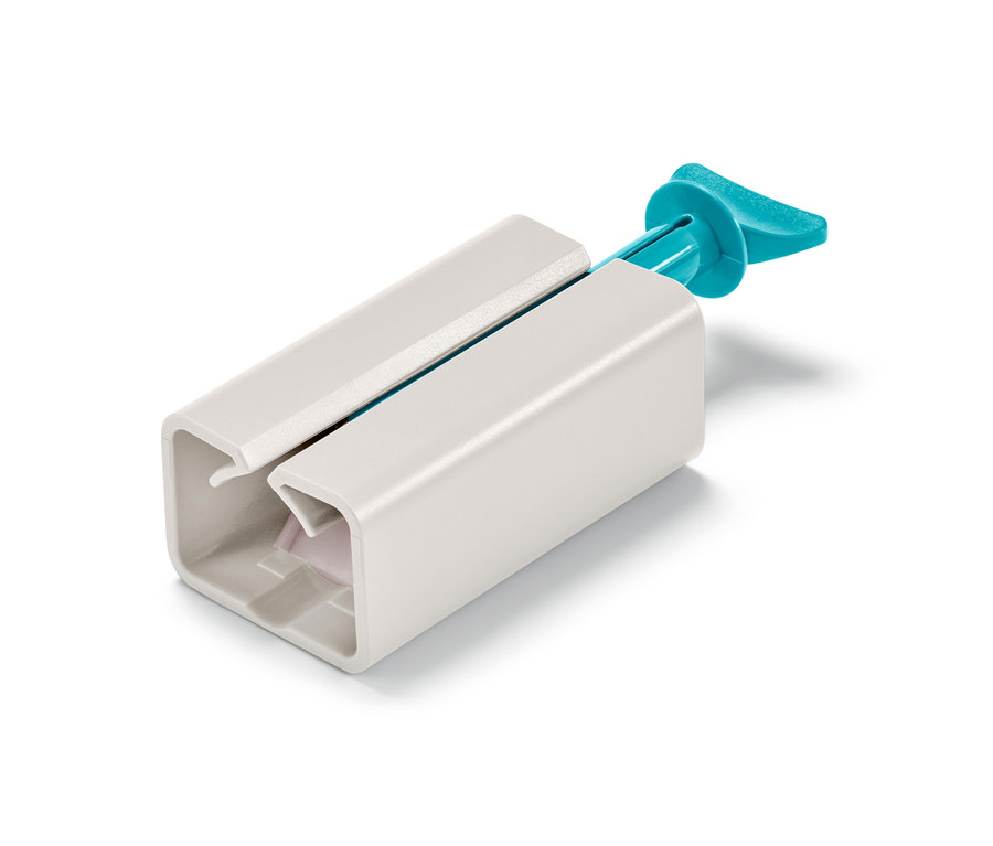 Fehér tubuskinyomó kék fogantyúval.