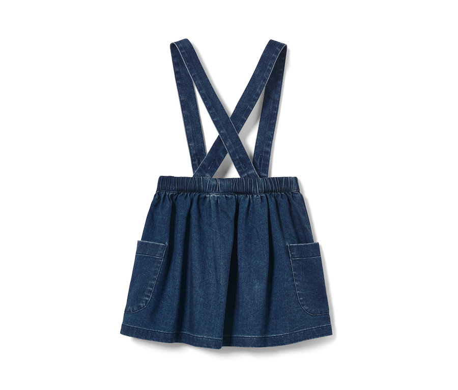 Kisgyerek farmerszoknya kantárral és zsebekkel.