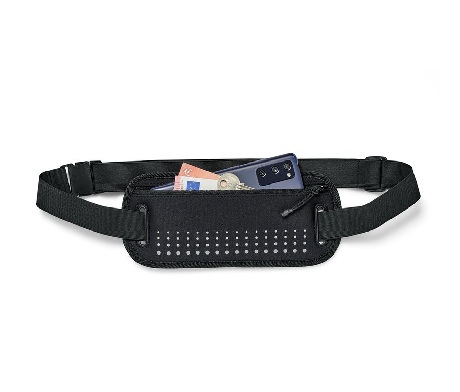 Egy futóöv okostelefon-tartóval, benne egy okostelefon, egy bankjegy és egy kulcs.