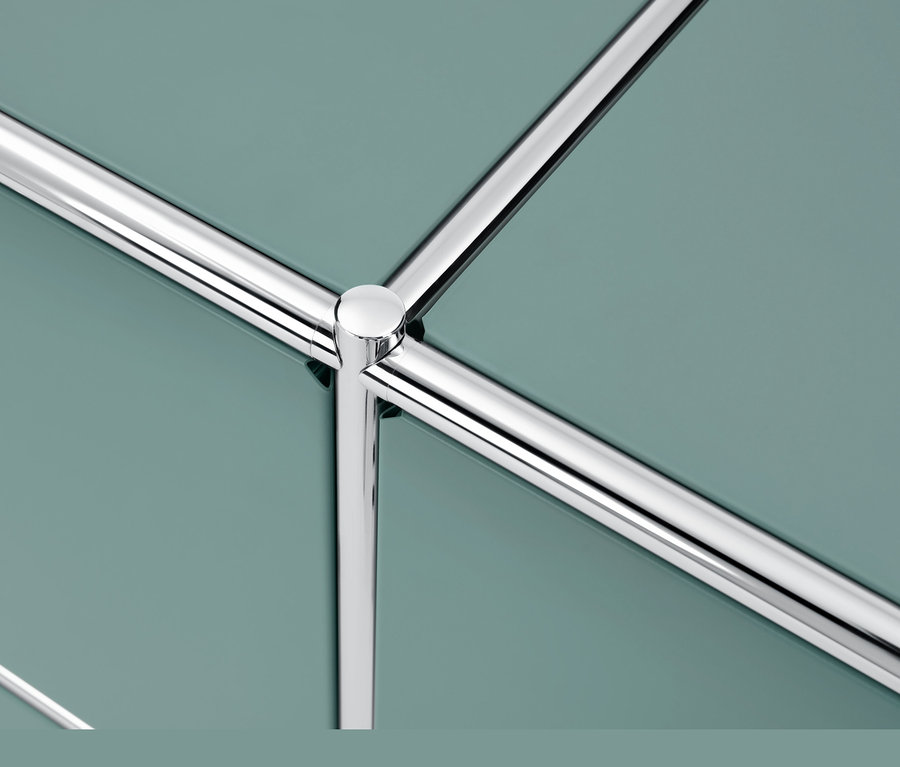 A zsályazöld színű, 2 tetszőlegesen felszerelhető lenyíló ajtóval ellátott »CN3« polcos komód részlete.