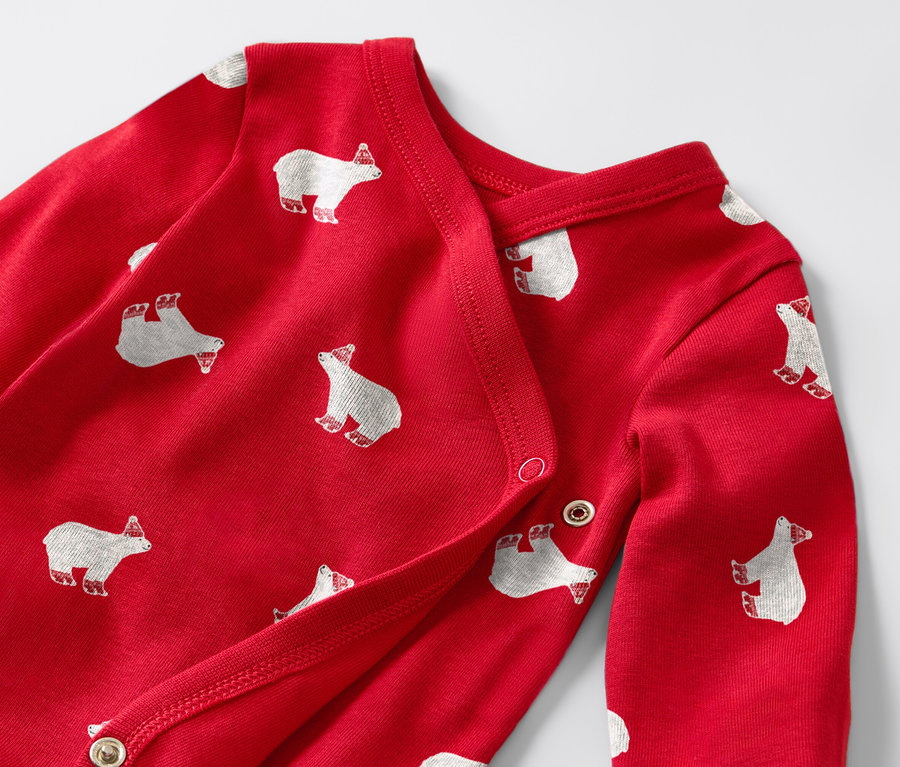 Egy piros, jegesmedve mintás, hosszú ujjú kisgyerek body részletgazdag képe.