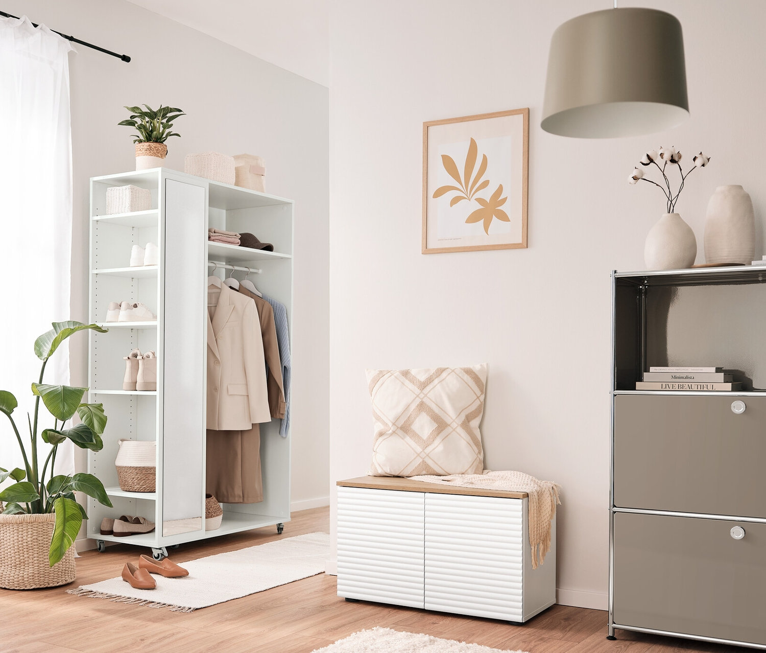 Belső tér mobil tükrös ruhaállvánnyal, tárolós paddal és puffal, valamint fém polccal, 2 ajtóval.