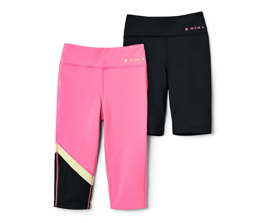 Két lány sportnadrág. Egy rózsaszín háromnegyedes és egy fekete biciklis.