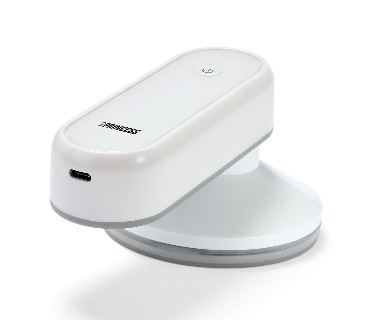 Egy fehér Princess úti vasaló külső akkumulátorral, fehér háttérrel.