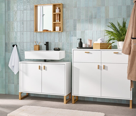 Fürdőszobabelső mosdó alatti szekrénnyel, tükörrel, komóddal és magas szekrénnyel.