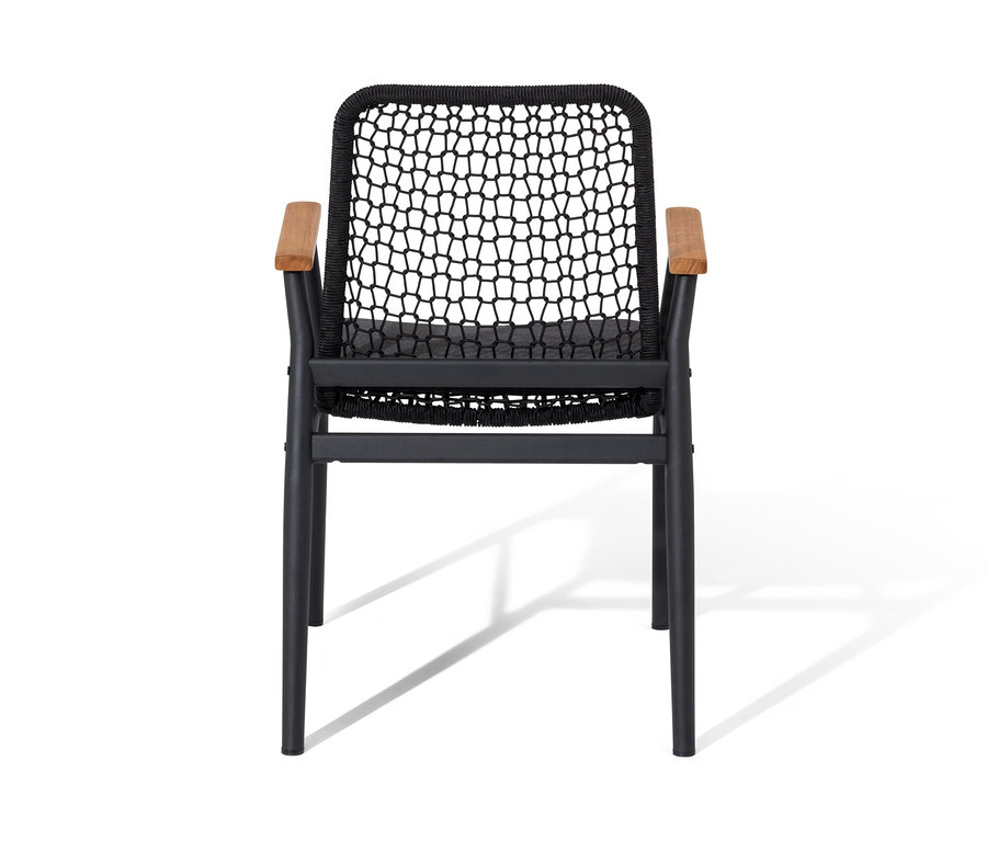 Fekete étkezőszék teakfa karfával és textil hálóval.
