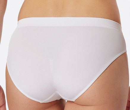 Egy nő hátulról, aki fehér SCHIESSER Rió fazonú alsót visel.