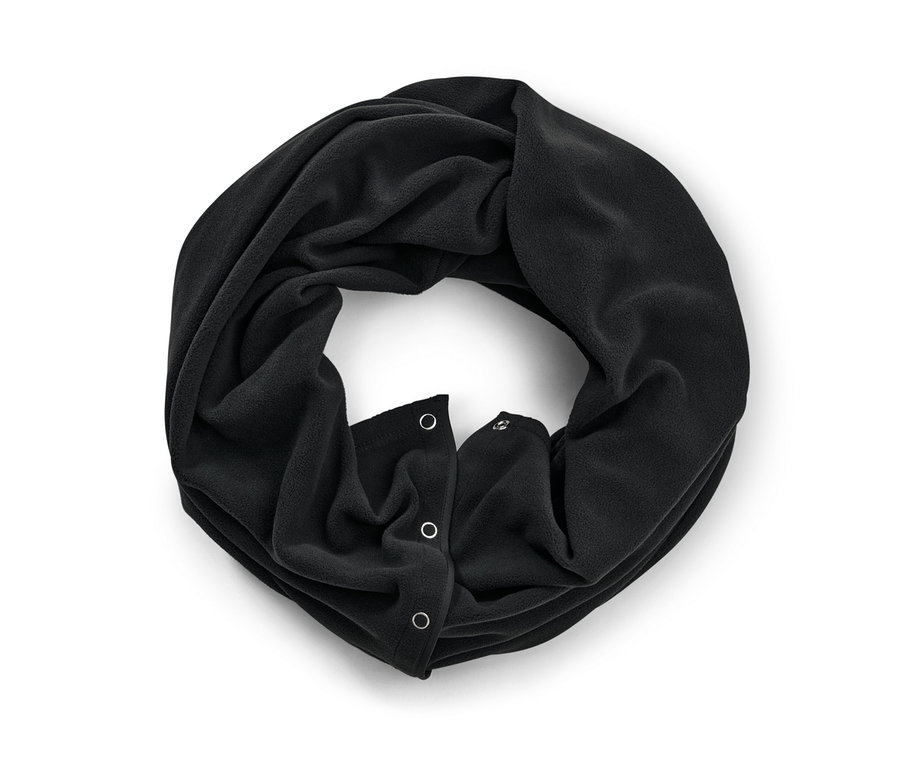 Egy fekete, 3 az 1-ben oversize sál fehér háttérrel.