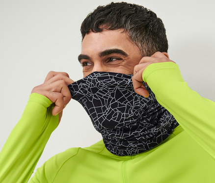 Férfi húz egy fekete, fényvisszaverő, multifunkcionális kendőt az arcára.