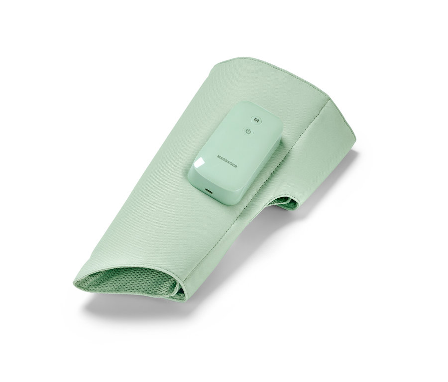 Egy világoszöld, akkus vádlimasszírozó közelképe kezelőpanellel.