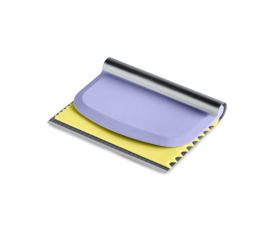 Lila tészta spatulája a sütési segédeszköz szettből.