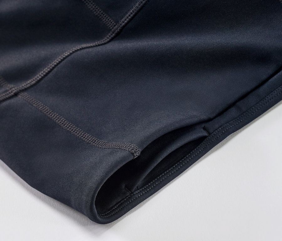 Egy sötétkék női sportnadrág részlete.