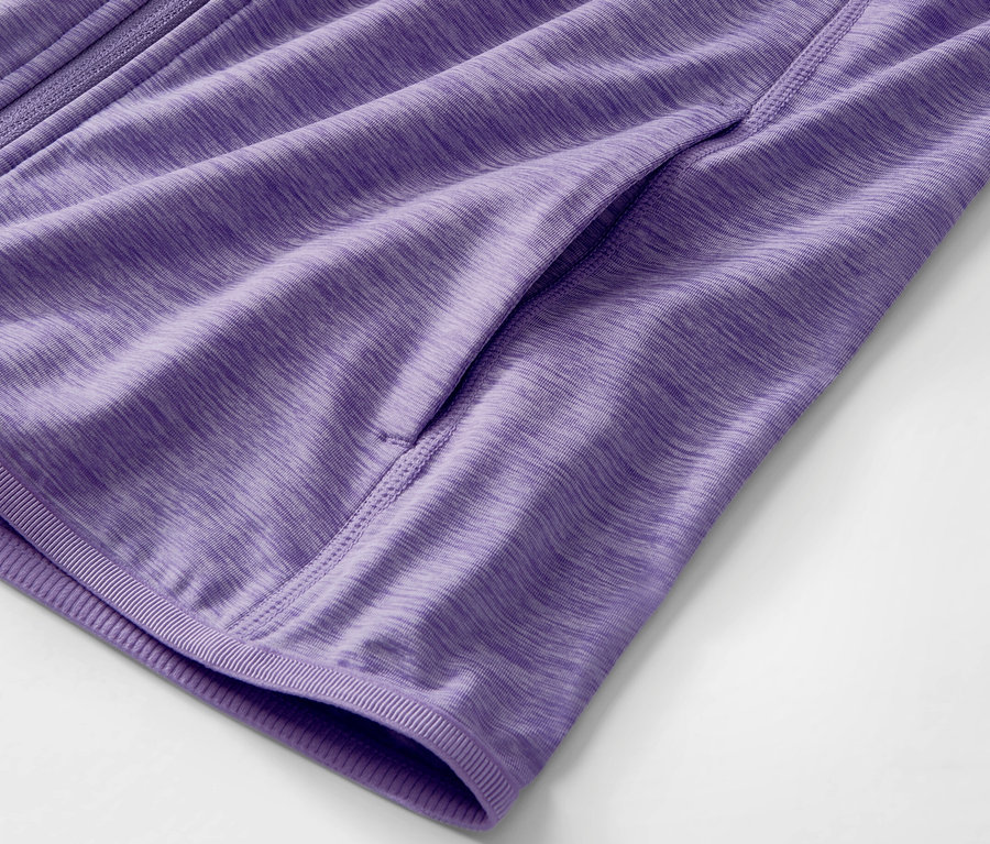 Egy melírozott orgonalila sportfelső részlete.